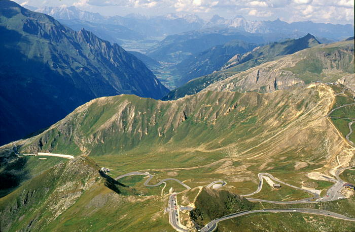 Luftbild Gro&szlig;glockner Hochalpenstra&szlig;e m. Blick auf Zell am See